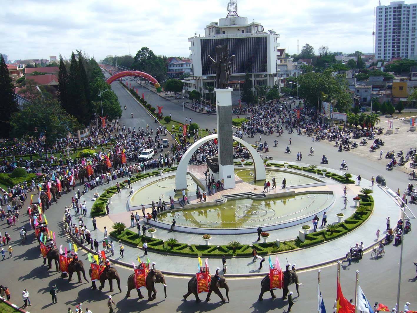 du lich,BUÔN MÊ THUỘT – BUÔN ĐÔN – PLEIKU – THUỶ ĐIỆN YALY – BIỂN HỒ T’NƯNG – LÀNG CÀFÉ  THÁC D’RAYNU – CỒNG CHIÊNG TÂY NGUYÊN